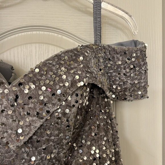 Gorgeous silver sequin ball gown, NEVER WORN! - Picture 3 of 9